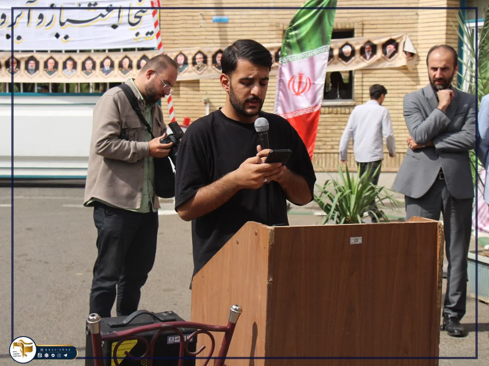 آیین استقبال از دانشجویان و اهتزار پرچم مقدس جمهوری اسلامی ایران توسط دانشجویان، اساتید و کارکنان جانفدای دانشگاه علوم پزشکی استان قزوین - ۹