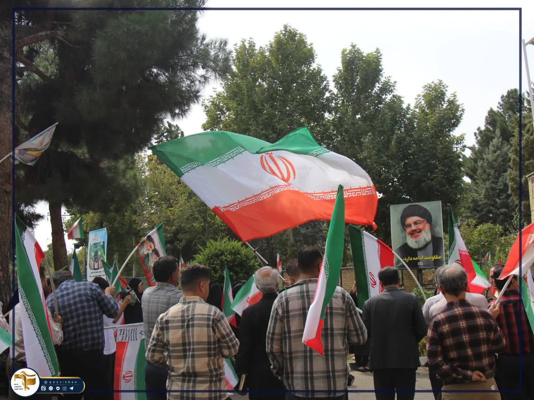 آیین استقبال از دانشجویان و اهتزار پرچم مقدس جمهوری اسلامی ایران توسط دانشجویان، اساتید و کارکنان جانفدای دانشگاه علوم پزشکی استان قزوین - ۱