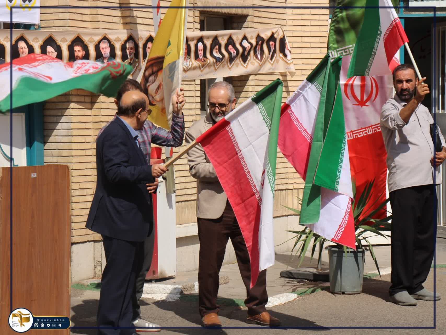 آیین استقبال از دانشجویان و اهتزار پرچم مقدس جمهوری اسلامی ایران توسط دانشجویان، اساتید و کارکنان جانفدای دانشگاه علوم پزشکی استان قزوین - ۲