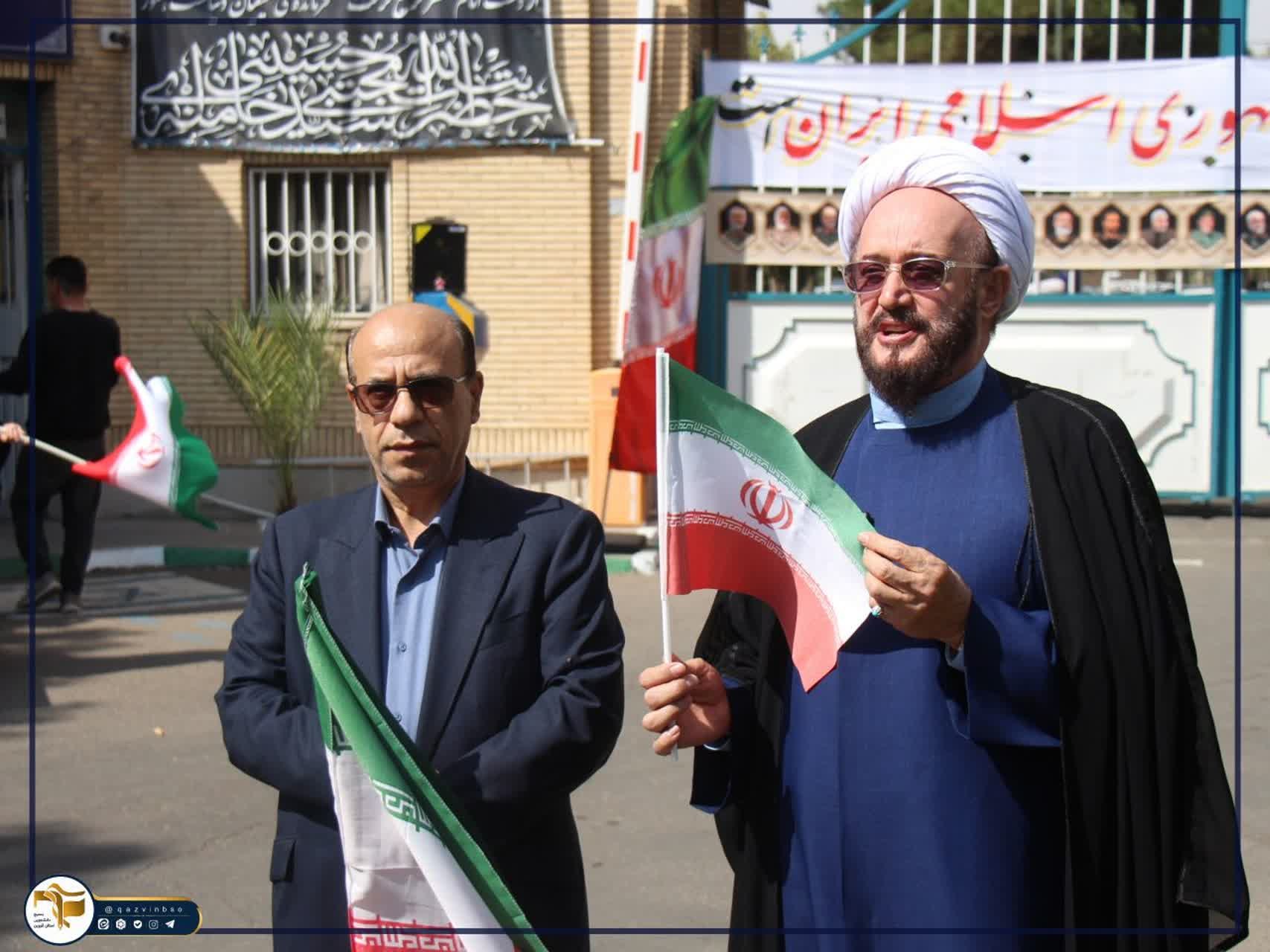 آیین استقبال از دانشجویان و اهتزار پرچم مقدس جمهوری اسلامی ایران توسط دانشجویان، اساتید و کارکنان جانفدای دانشگاه علوم پزشکی استان قزوین - ۴