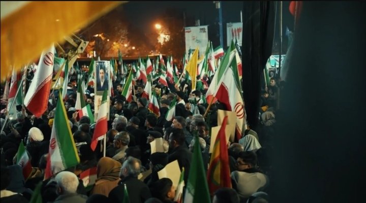 بر بلندای دستان مردم