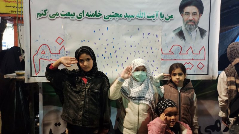 بیعت کودکان با رهبر معظم آیت الله مجتبی خامنه ای
