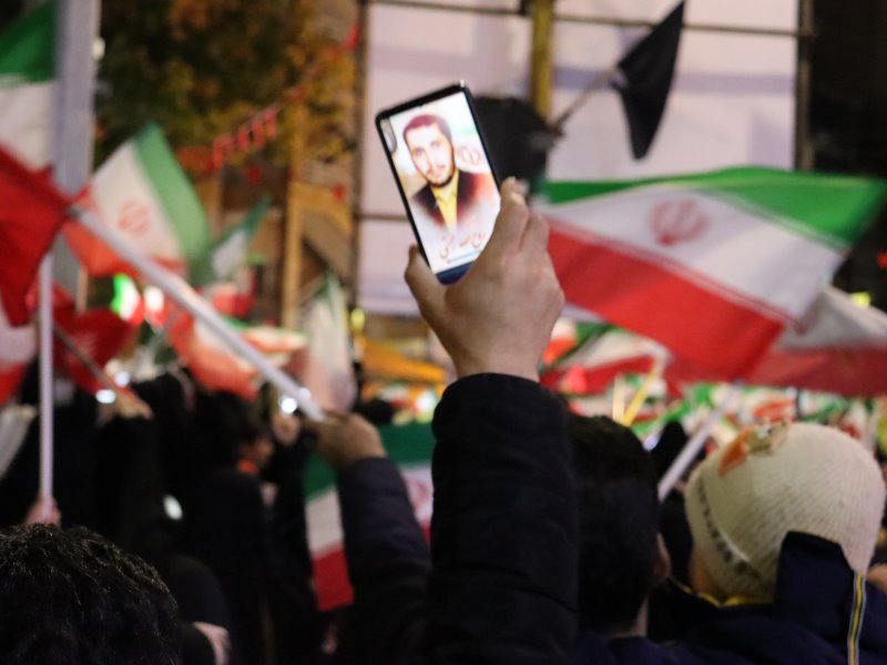 ما با افتخار شهدایمان را فریاد میزنیم اما شما مخفیانه مانند سگ مرده هایتان را دفن میکنید