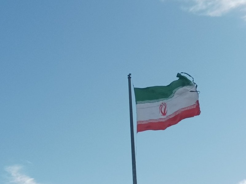 اهتزاز غرور پرچم ایران در باد