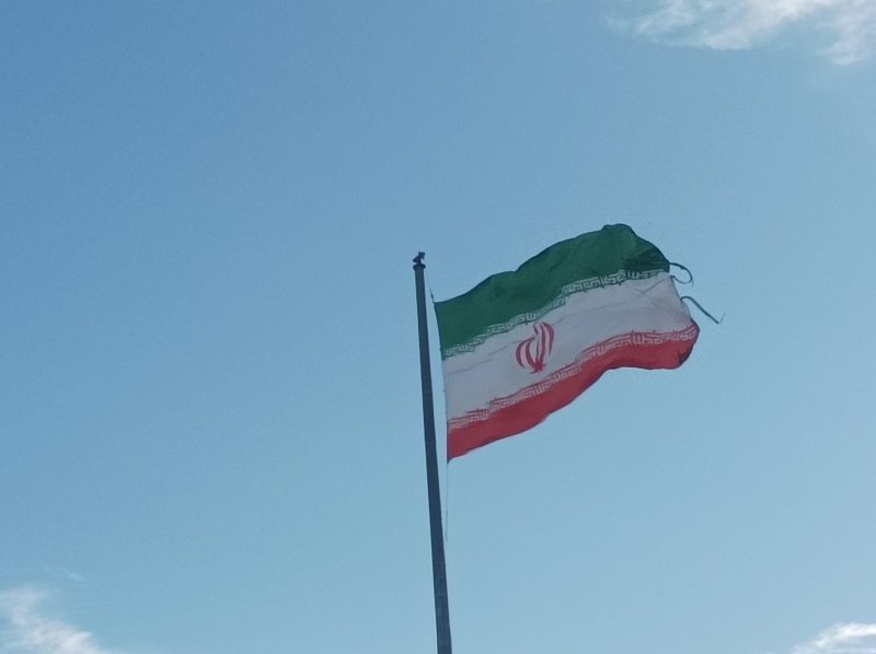 اهتزاز پرچم ایران در باد