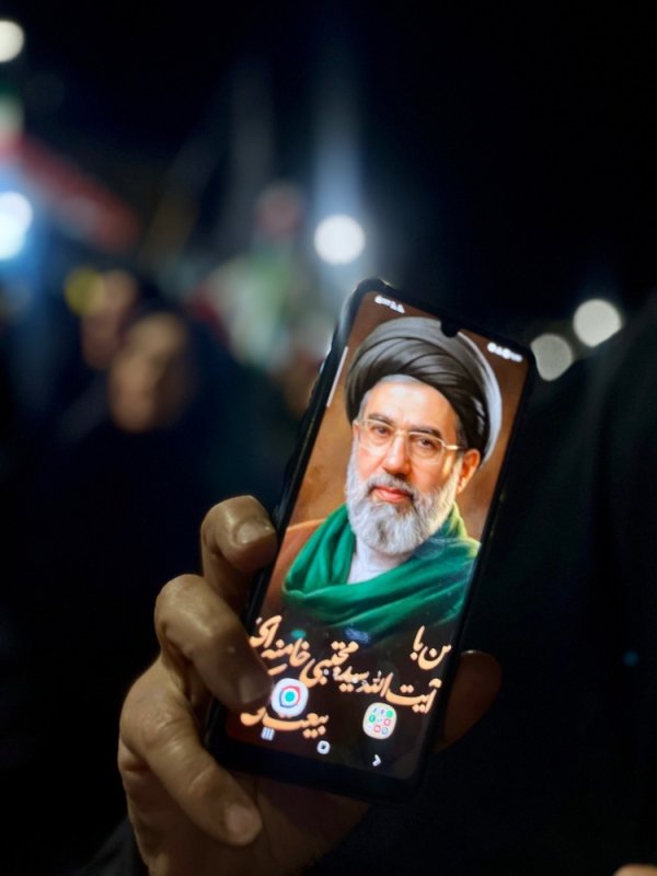نور در عمق شب
