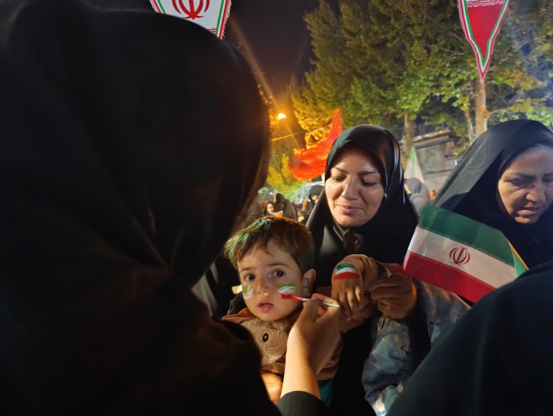 نقاشی پرچم ایران روی صورت کودکان