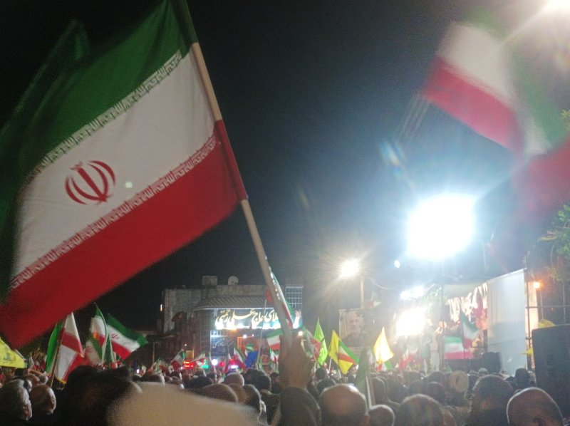 سبزِ رشد، سفیدِ صلح، سرخِ شهادت؛ تمام ایران در این پرچم.
