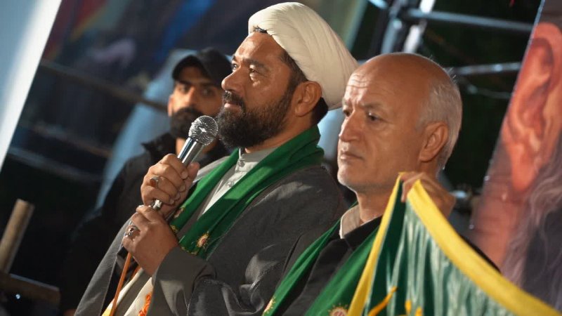 دورود در قابِ ارادت؛ حضور خدام حرم #رضوی و پرچم متبرک در بین تجمعات شبانه فرزندان ایران🇮🇷