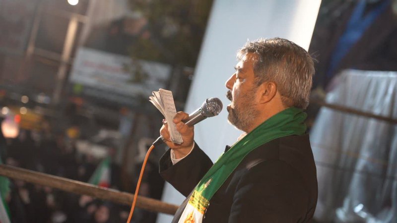 دورود در قابِ ارادت؛ حضور خدام حرم #رضوی و پرچم متبرک در بین تجمعات شبانه فرزندان ایران🇮🇷