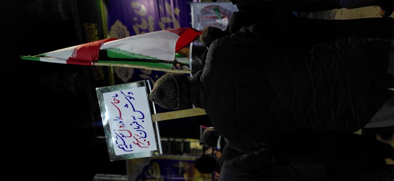 چشم ما به دهان کسی است که چشمش به دهان صاحب الزمان است.