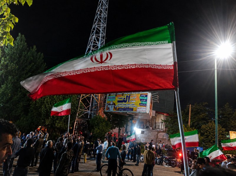 پرچم ایران در دل شب، هم‌صدای مردم 🇮🇷