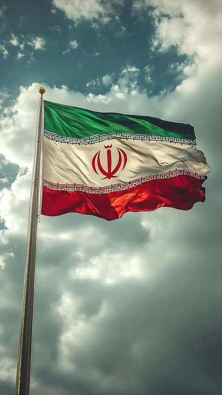 میان دشمن و وطن،ننگ بر آن که شک کند
