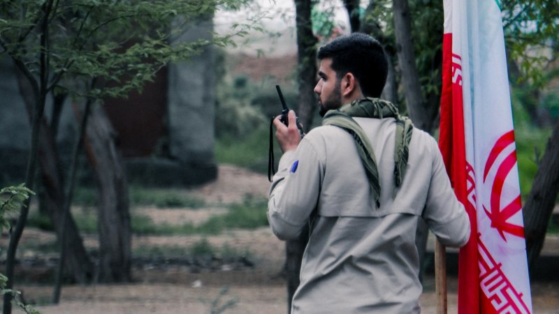 این پرچم زمین نمی ماند