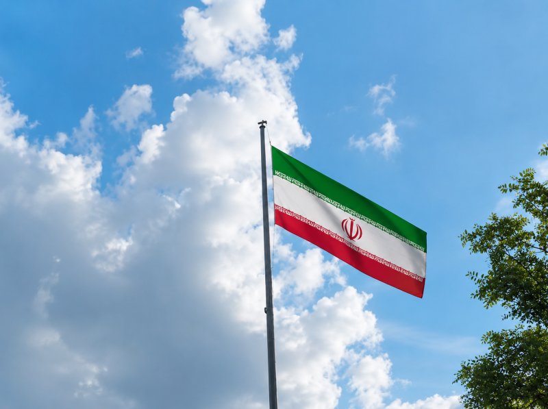 برافراشتن پرچم ایران در وزش باد ، نماد ملی؛ استوار در برابر هر وزش.🇮🇷