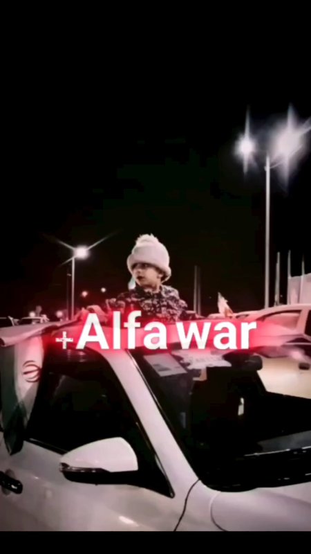 ایران پر است از عاشقان، این گنج‌های بی‌شمار  مرزی است پر گوهر ولی، با رنج‌های بی‌شمار