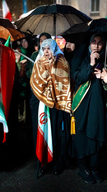 مردم قهرمان زیر باران برای ایران