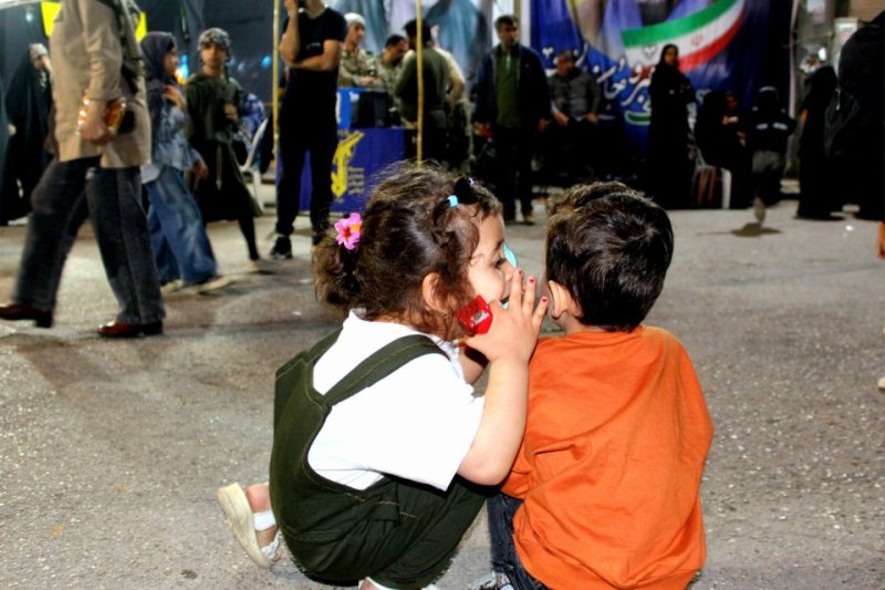 یعنی چی داره در گوشش میگه🤭