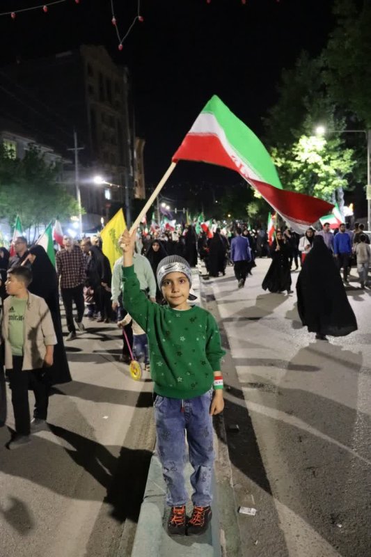 قاب هایی از حضور کودکان و نوجوانان در تجمعات شبانه نحن منتقمون کرمانشاه 🇮🇷