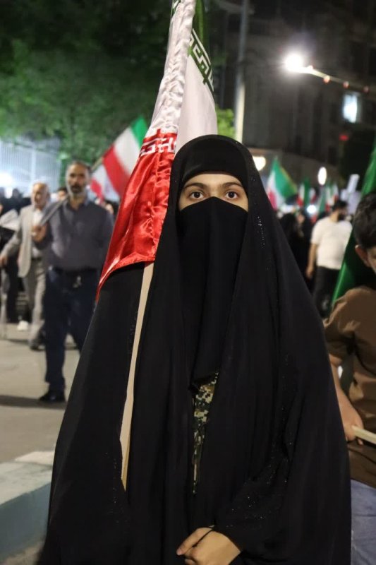 قاب هایی از حضور کودکان و نوجوانان در تجمعات شبانه نحن منتقمون کرمانشاه 🇮🇷