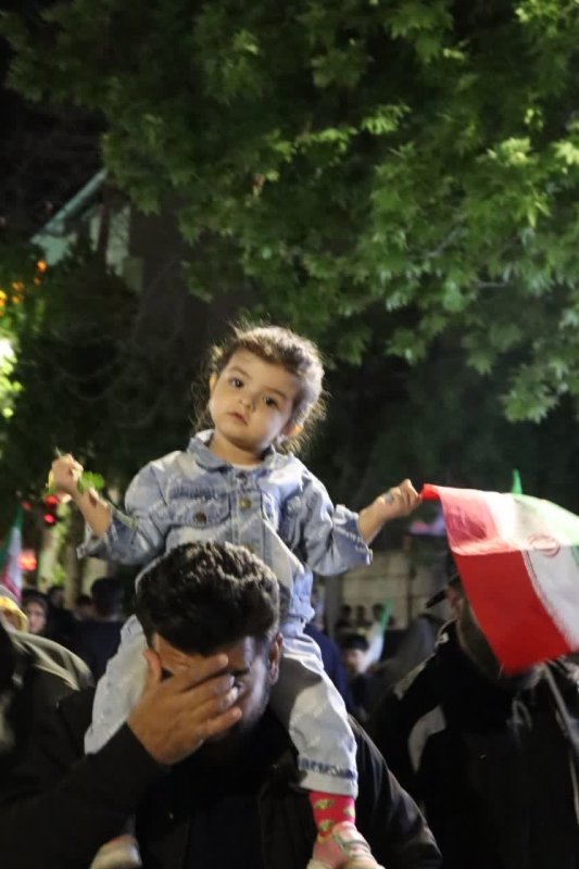 قاب هایی از حضور کودکان و نوجوانان در تجمعات شبانه نحن منتقمون کرمانشاه 🇮🇷