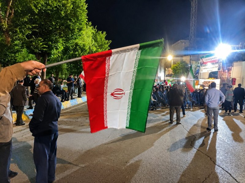 اهتزاز پرچم ایران در شب‌های بیداریِ یک ملت🇮🇷
