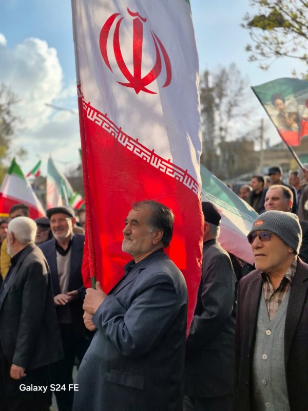 بیرق ایران موجود است