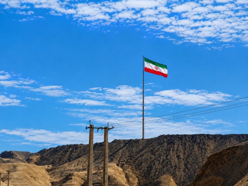«عکاسی یعنی ثبت حسِ لحظه‌ها؛ جایی در دل کویر یزد، زیر آسمانی آبی و میان سکوت کوه‌ها، پرچم ایران زیباتر از همیشه می‌درخشد.» 🇮🇷📸