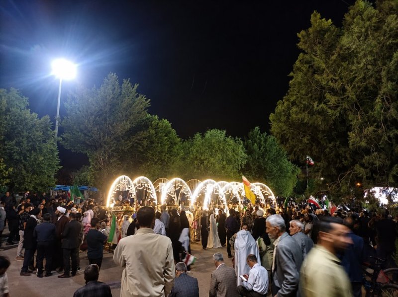 در میان نورها و جمعیت، یک پیام بیشتر شنیده می‌شد: «برای ایران، کنار هم می‌مانیم.» حضور پرشور مردم شهرستان دورود در حمایت از وطن، صحنه‌ای ماندگار از اتحاد و عشق به ایران رقم زد.