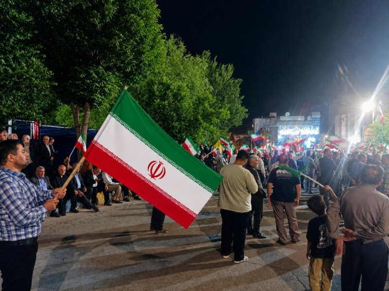 پرچم سه رنگ ایران مقتدر در تجمعات شبانه مردم ایران 🇮🇷