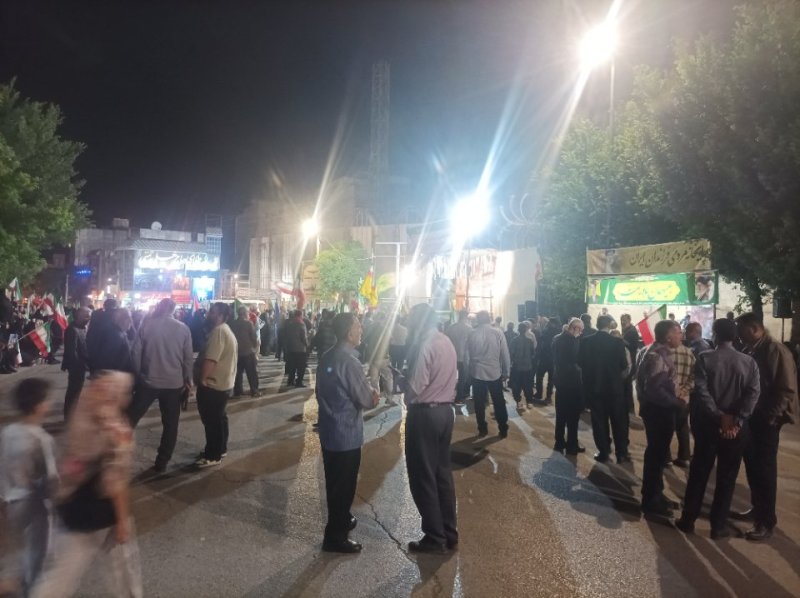 از دل شب تا روشنای فردا جمعی برای یک هدف، یک صدا اینجا هنوز مردم کنار هم‌اند🇮🇷