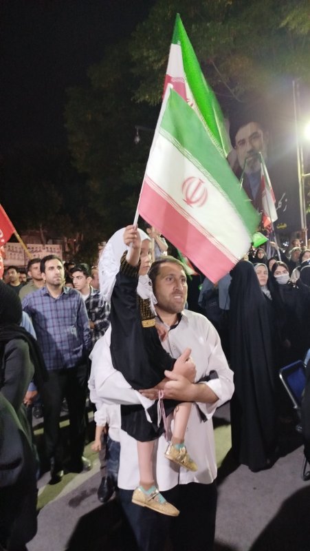 پرچم به دست کوچک