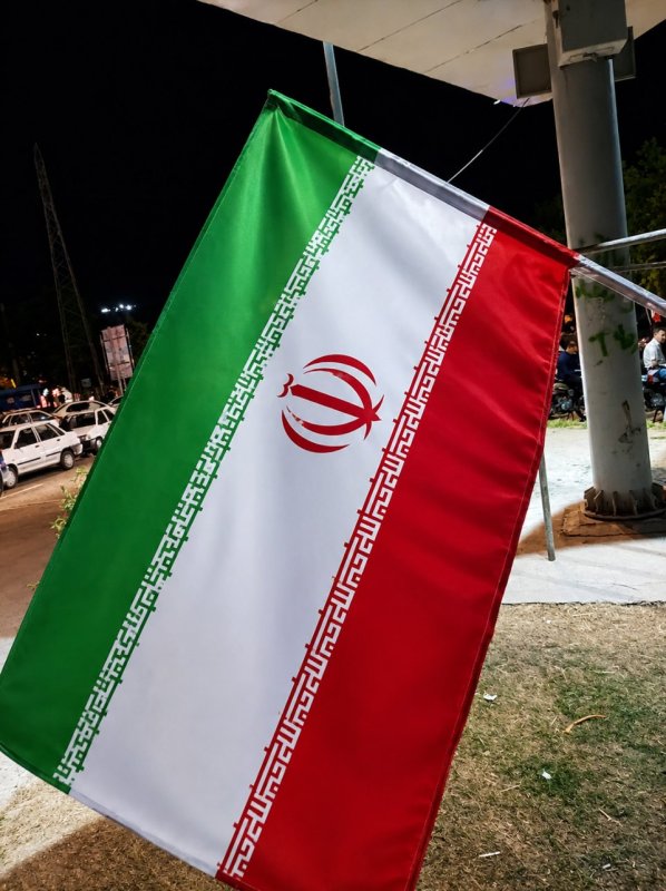 سایه‌سار پرچم ایران در شب دورود🇮🇷