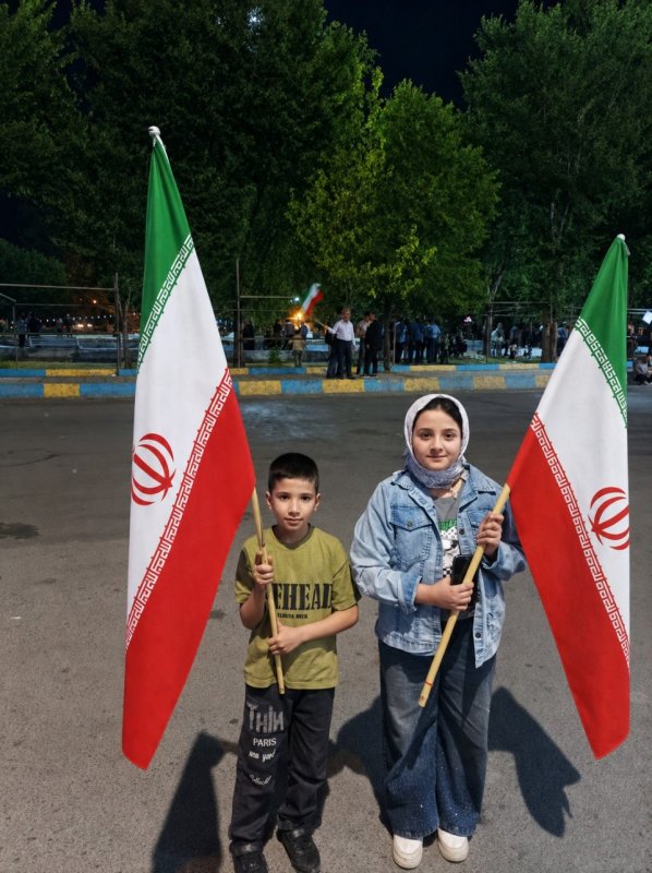 تصاویری که دشمن را ناامید می‌کند: خواهر و برادری با پرچم ایران در دل شب🇮🇷
