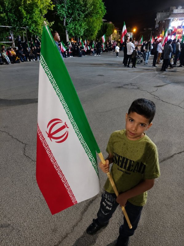 وقتی کودکی در شب، پرچم ایران را بالا می‌گیرد، یعنی انقلاب تا ابد زنده است.🇮🇷