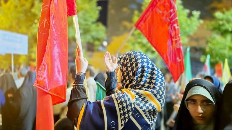 دعای دسته جممعی مردم در تجمعات شبانه