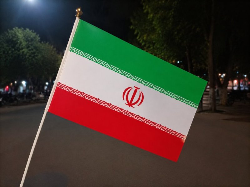 پرچم برافراشته ایران مقتدر 🇮🇷 💚🤍❤️