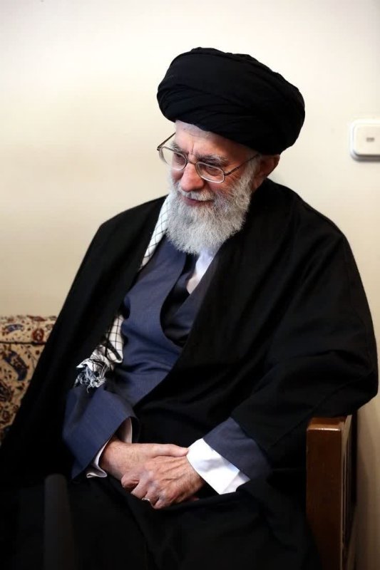 وَ كُنوزُ الدّنيا بَعدَكَ ذَرّاتُ غُبارٍ ❤️‍🩹🌱