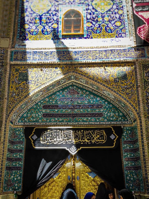 نحن شیعه علی 🤍🖐🏻 . ‌. به جز تلخی و زشتی هیچ در دنیا نمیدیدم  نجف من را مواجه کرد با دنیای زیبایی ..