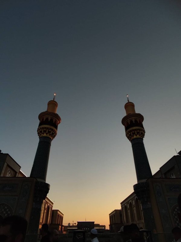 نحن شیعه علی 🤍🖐🏻 . ‌. به جز تلخی و زشتی هیچ در دنیا نمیدیدم  نجف من را مواجه کرد با دنیای زیبایی ..✨️