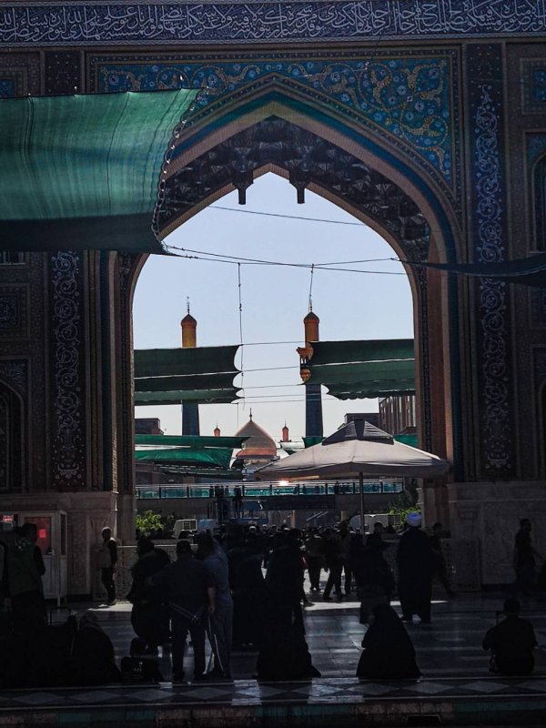 نحن شیعه علی 🤍🖐🏻 . ‌. به جز تلخی و زشتی هیچ در دنیا نمیدیدم  نجف من را مواجه کرد با دنیای زیبایی ..