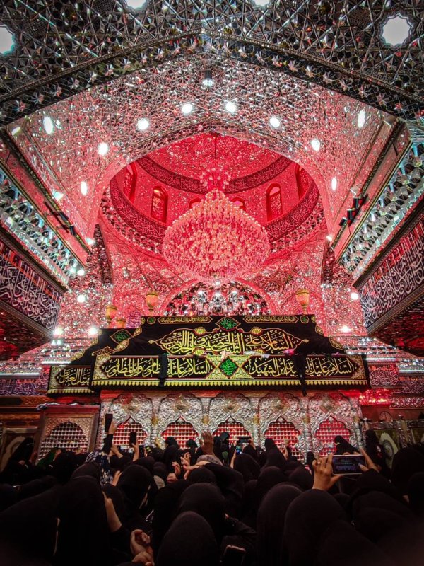 اَلسَّلامُ عَلَی الْحُسَیْن وَ عَلی عَلَیِ بْن الْحُسَین وَ عَلی اَوْلادِ الْحْسَیْن وَ عَلی اَصحابِ الْحُسَین