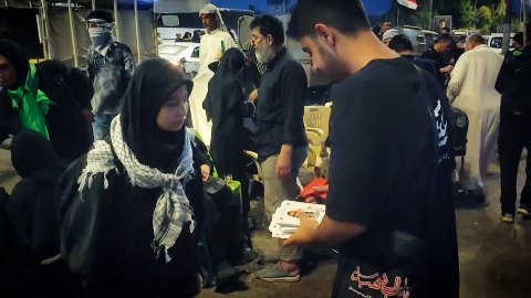 تصاویر شهدا روی کوله های زوار اربعین امام حسین