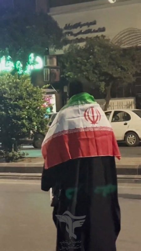 پرچم اگر بر زمین بیفتد، دست‌هایی هستند که دوباره بلندش کنند. 🇮🇷
