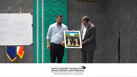 هدیه دانشجویان شرکت کننده دوره خط امام ره به دکتر جبرائیلی