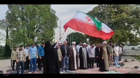 در پناه پرچم، دوشادوش هم، هم‌دل، قامت به اقامه نماز می بندیم