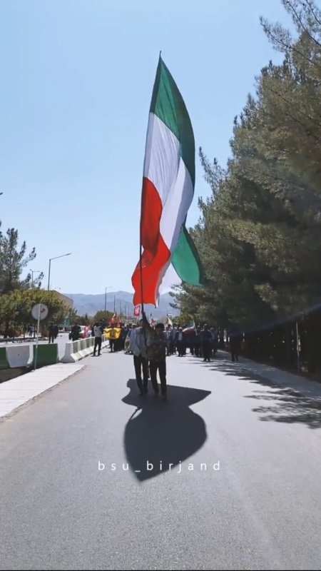 آیین اهتزاز پرچم جمهوری اسلامی ایران با حضور دانشگاهیان در دانشگاه بیرجند