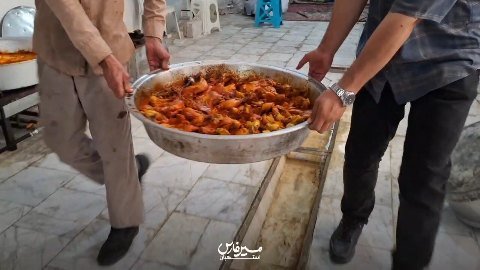 توزیع ۱۱۰ پرس غذای تبرکی غدیر ویژه نیازمندان پویش به عشق علی