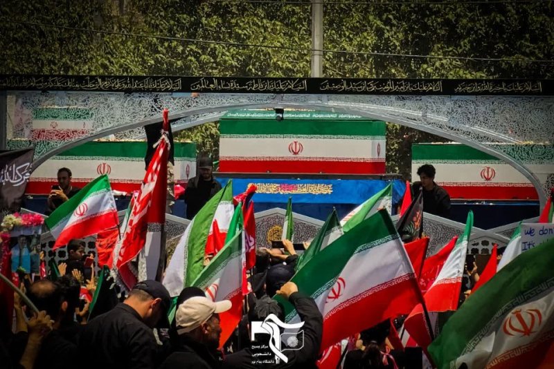 امروز، تاریخ با اشک و افتخار ورق خورد. پیکرِ رهبرِ شهید، بر دوش مردمی بدرقه شد که عهدشان را با خون شهیدان فراموش نمی‌کنند. شهادت، پایان راه نیست؛ آغاز ماندگاری یک آرمان است   گوشه های از مراسم تشییع و وداع قائد امت، امام شهید سید علی خامنه‌ای (ره)