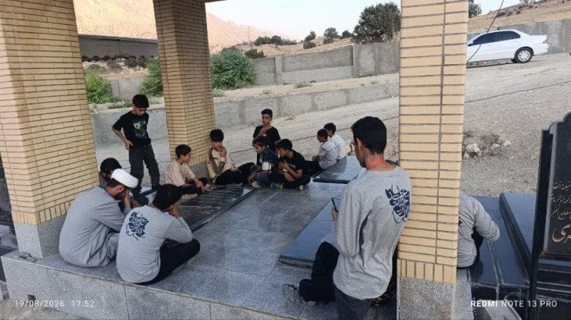 عطر افشانی و غبار روبی  قبور شهدا